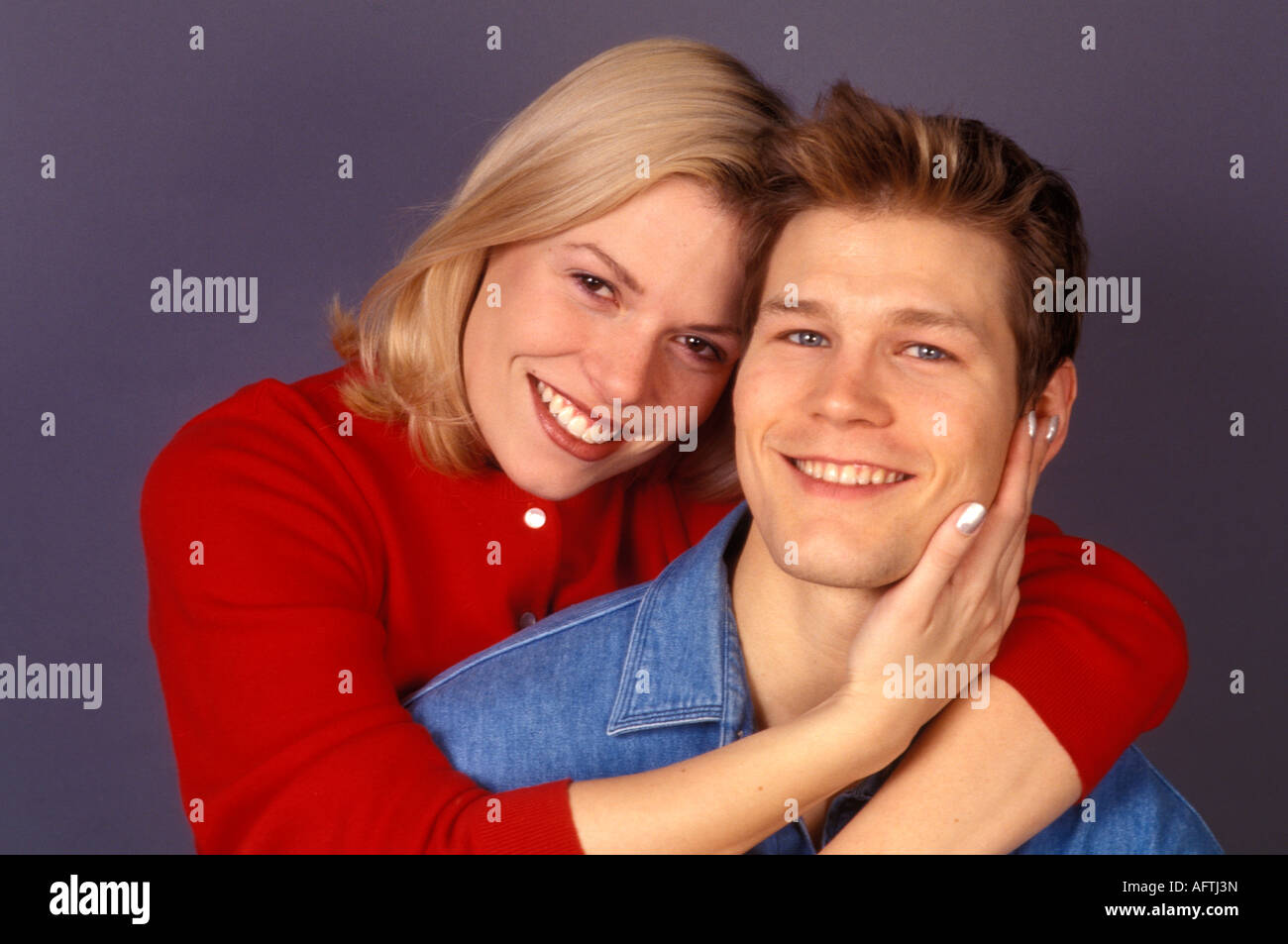 Young couple embracing, smiling, portrait Banque D'Images
