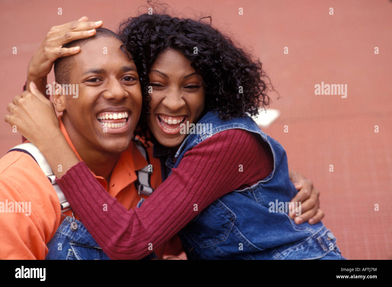 Young couple embracing, rire Banque D'Images