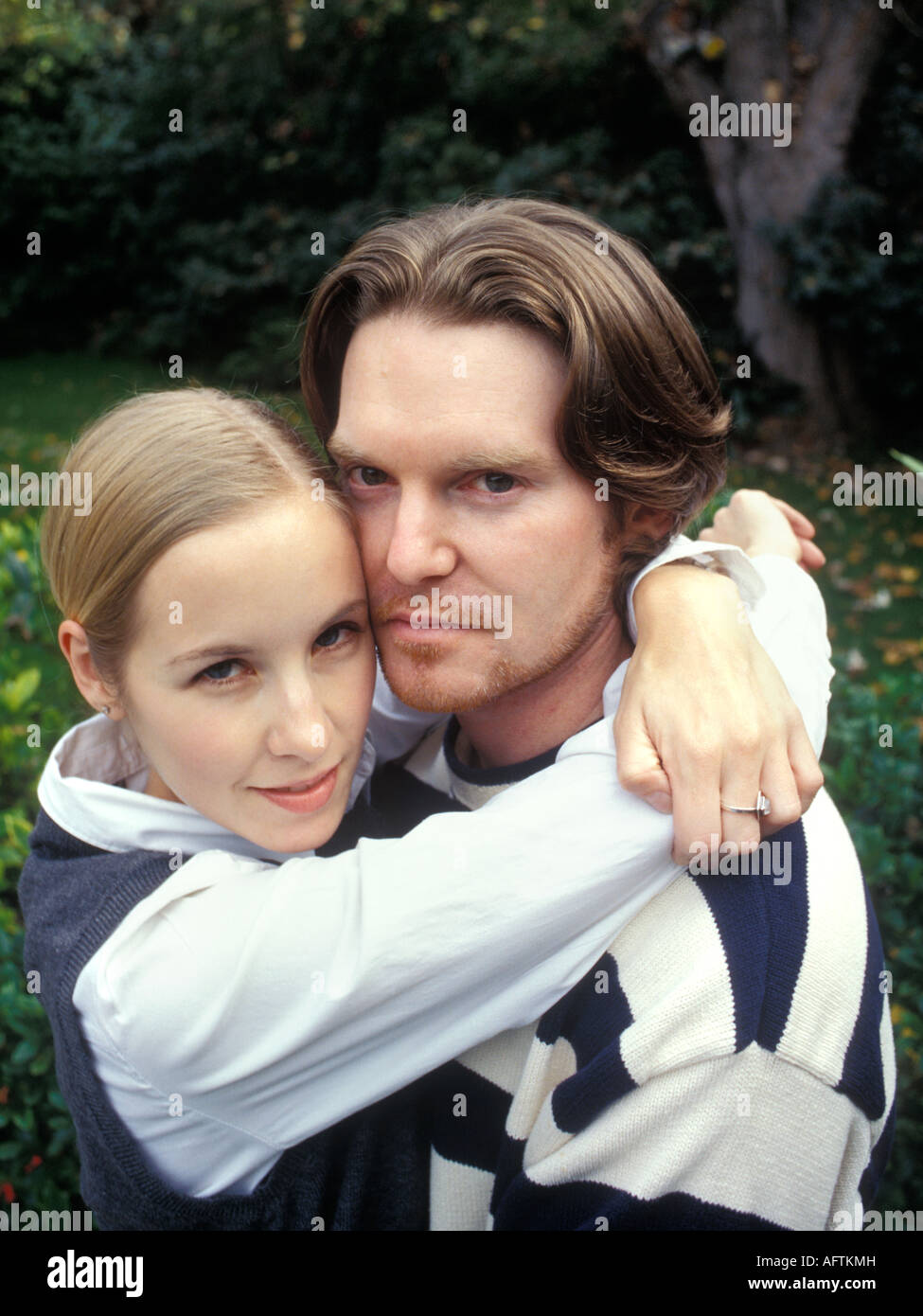 Young couple embracing in park, portrait Banque D'Images