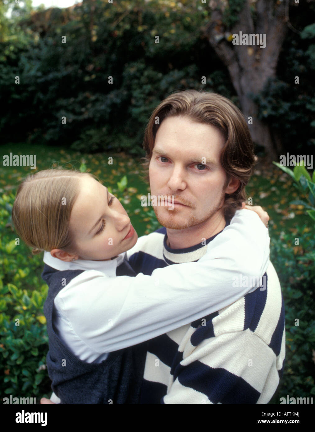 Young couple embracing in park, portrait Banque D'Images