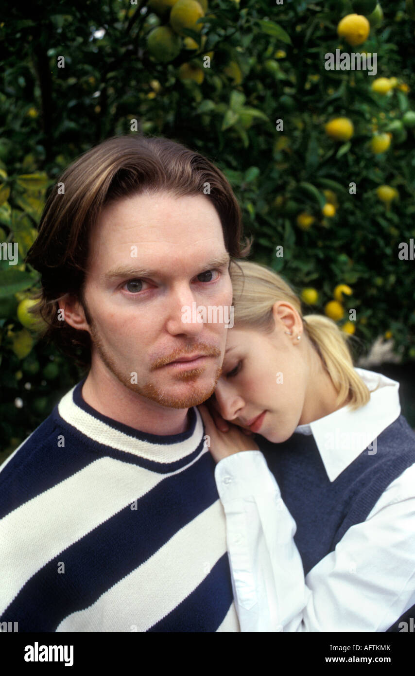 Young couple embracing in park, portrait Banque D'Images