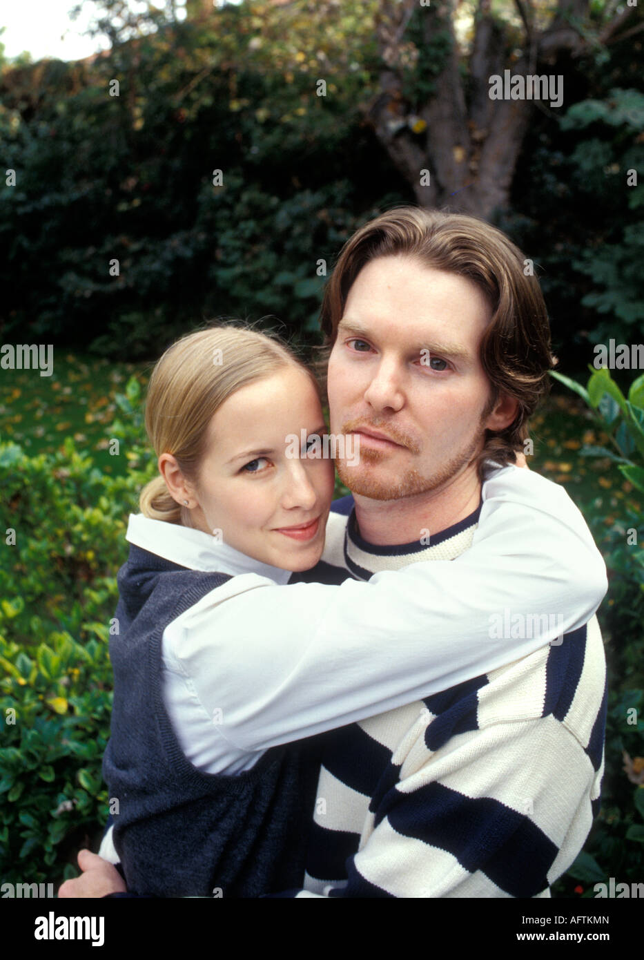 Young couple embracing in park, portrait Banque D'Images