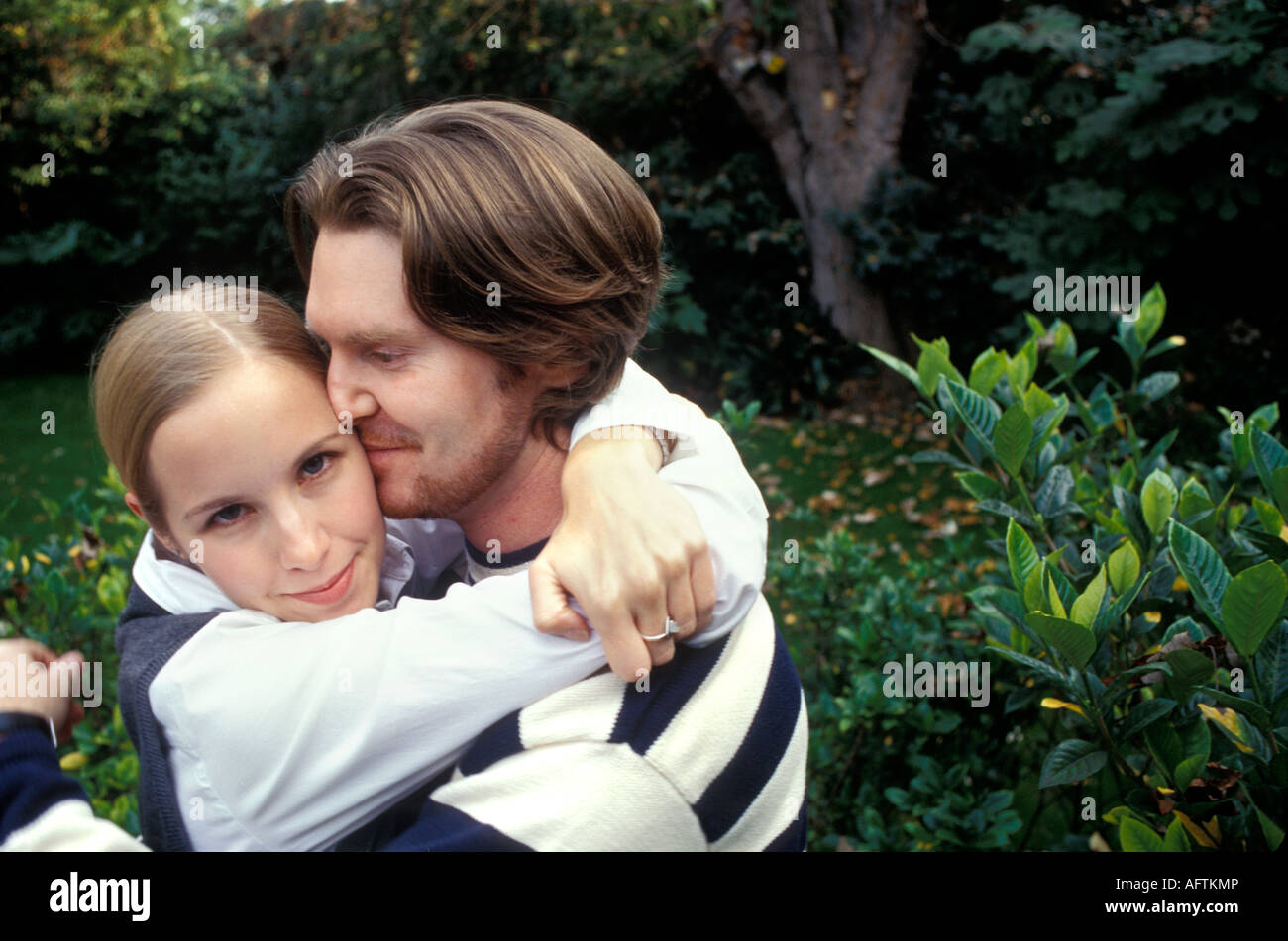 Young couple embracing in park, portrait Banque D'Images