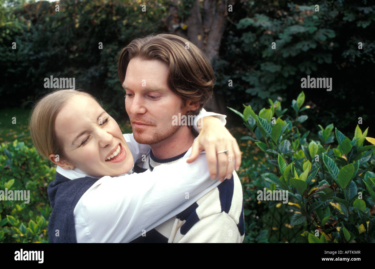 Young couple embracing in park, portrait Banque D'Images