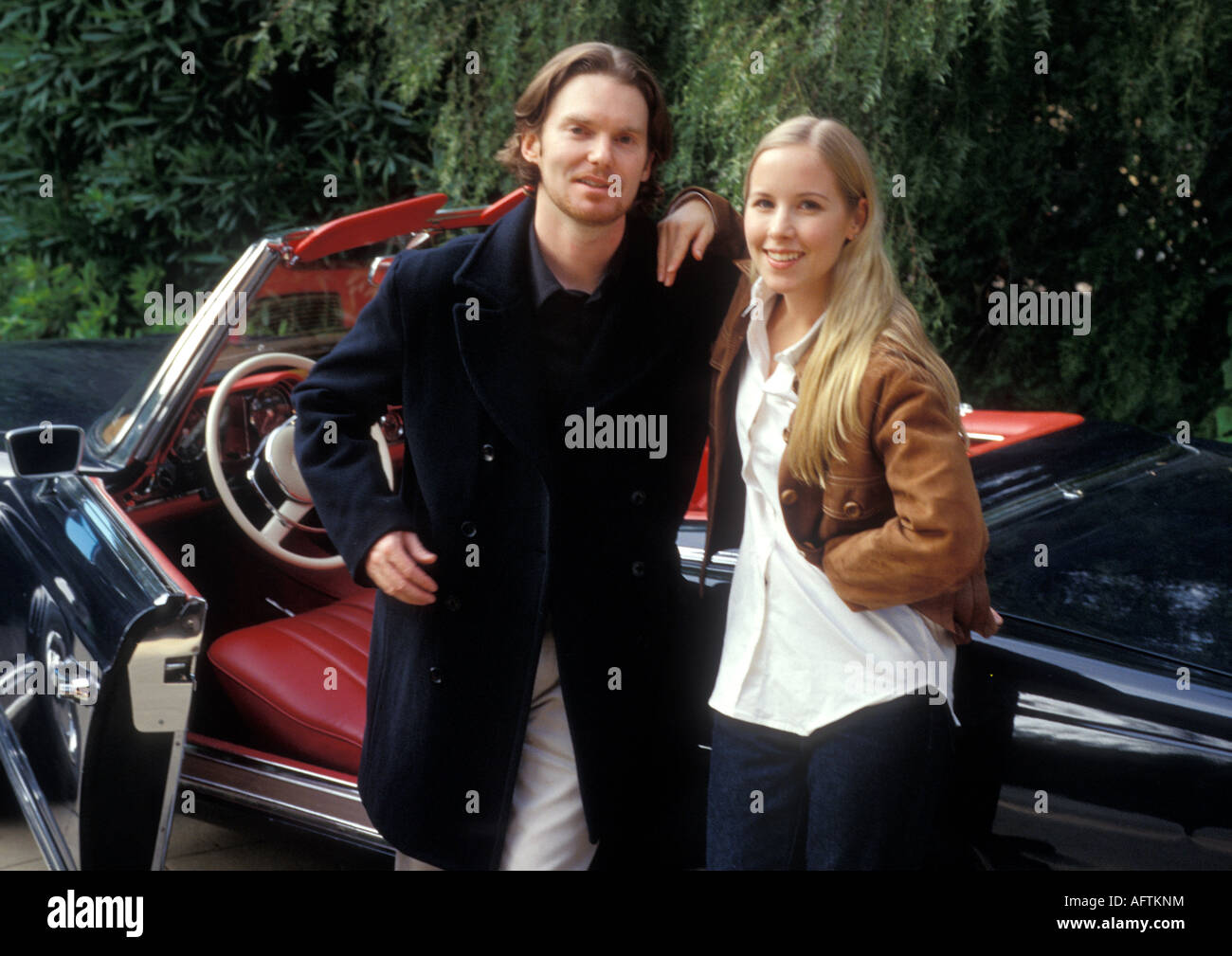 Jeune couple en voiture, smiling, portrait Banque D'Images