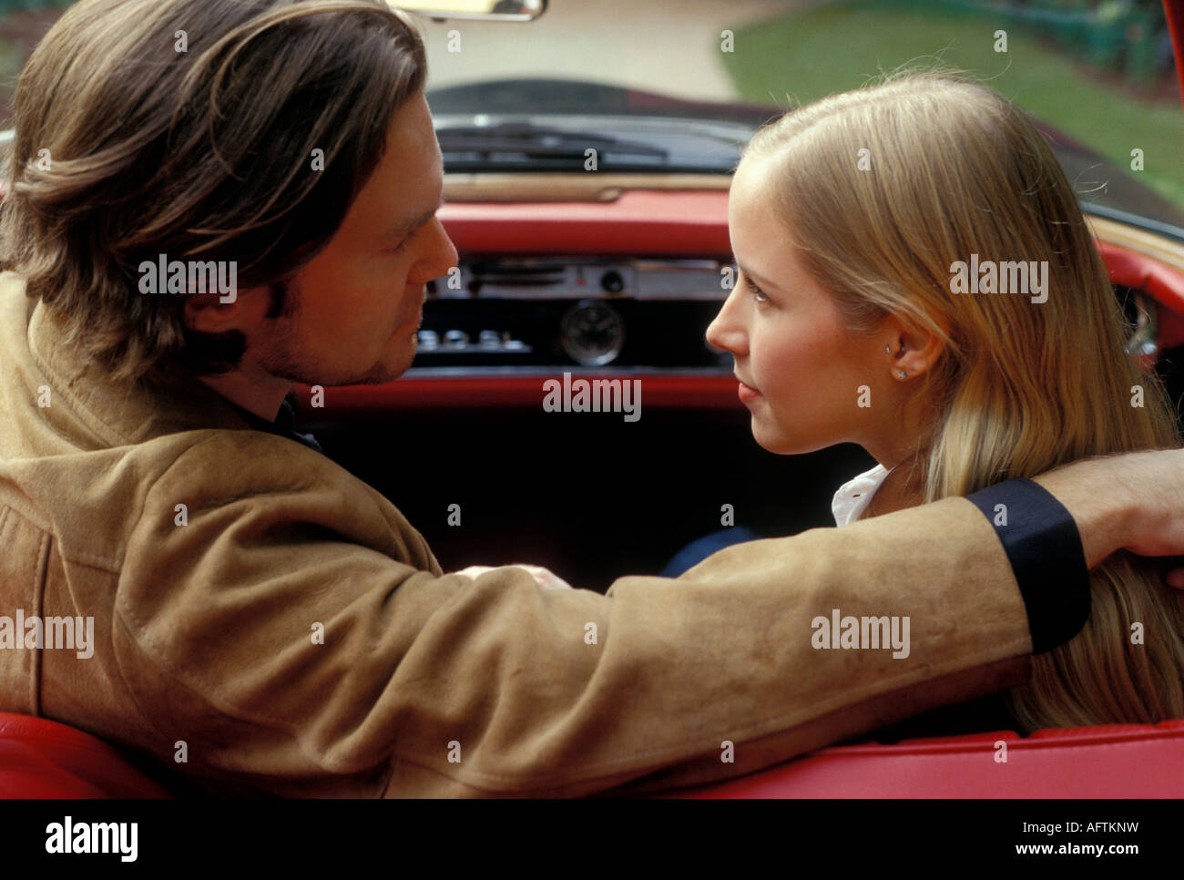 Jeune couple en voiture, smiling, portrait Banque D'Images