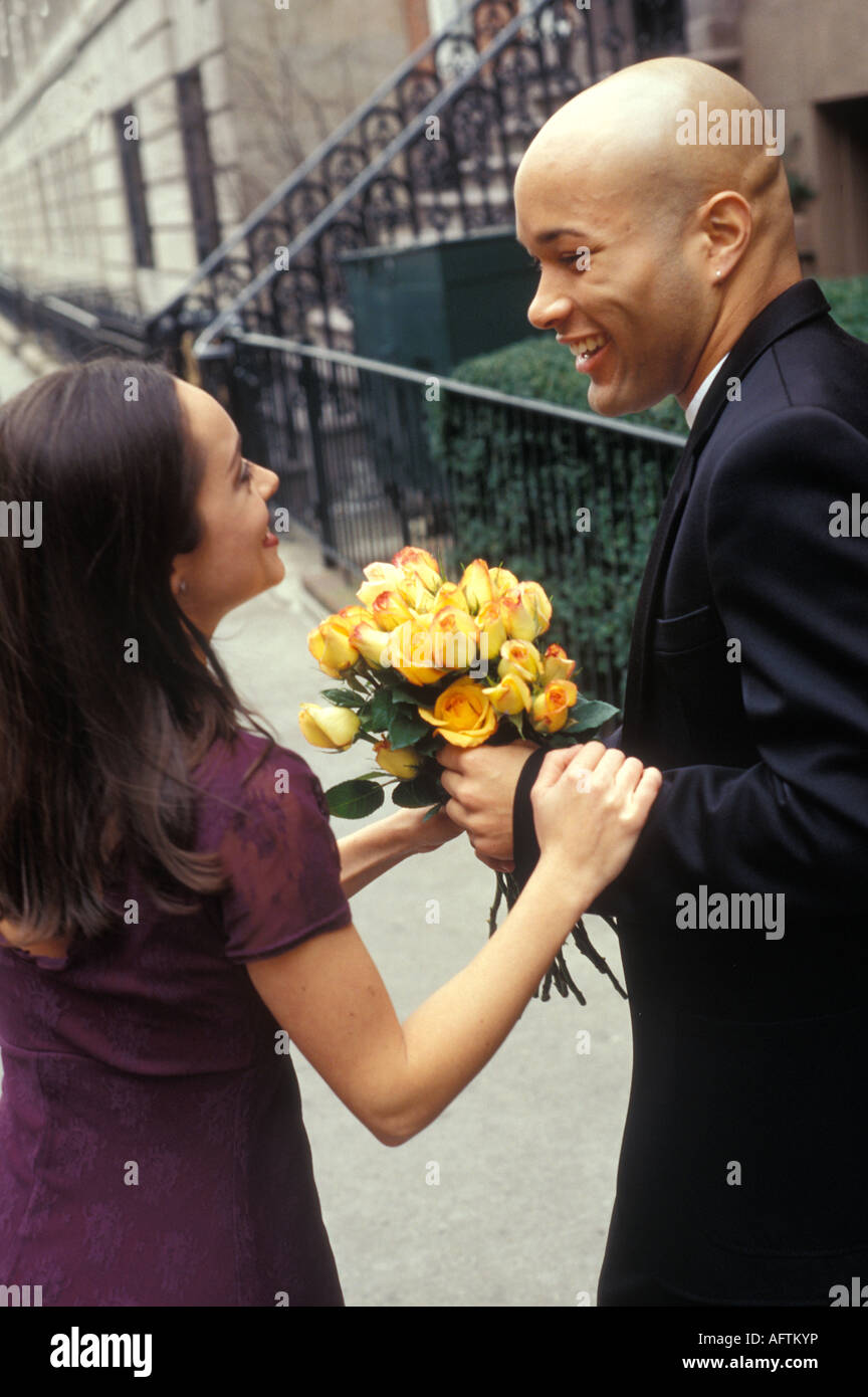 Jeune couple avec des fleurs Banque D'Images