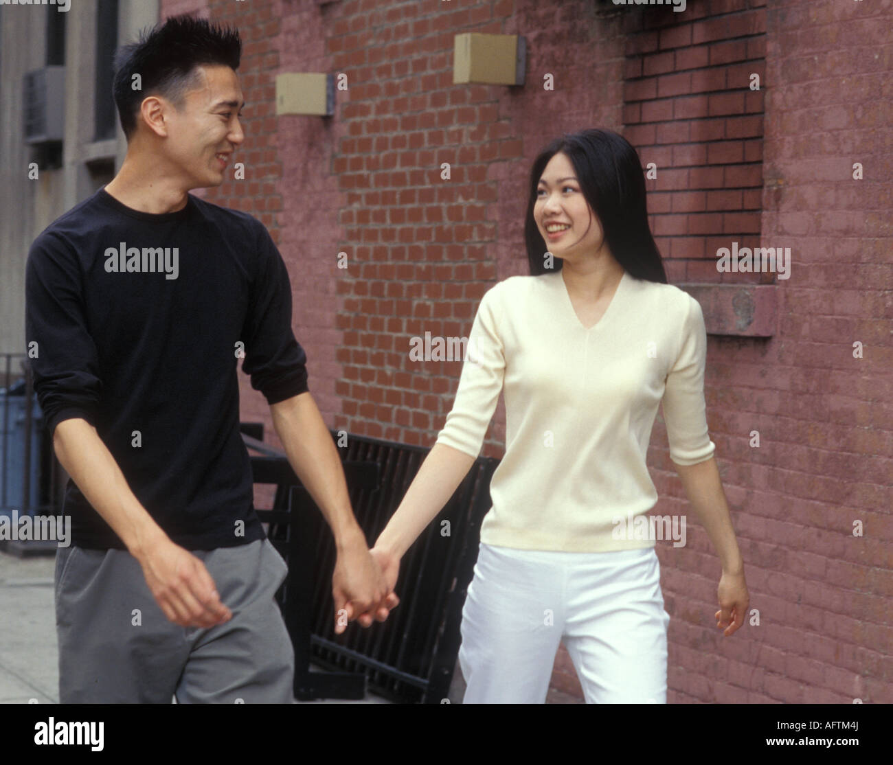 Jeune couple marchant ensemble Banque D'Images