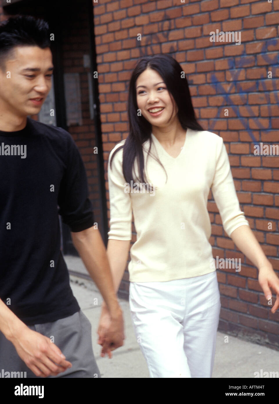 Jeune couple marchant ensemble Banque D'Images