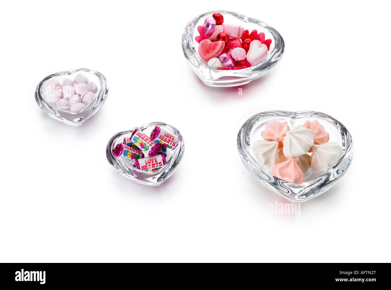 Plats en verre coeur rempli de bonbons de sucre candie et amour coeurs Banque D'Images