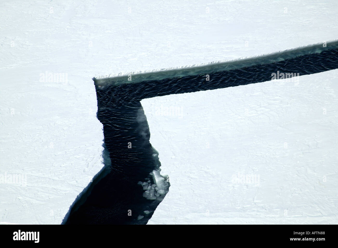 Grand écart irrégulières dans la glace de mer que le crack de la mer de Weddell élargit l'Antarctique Banque D'Images