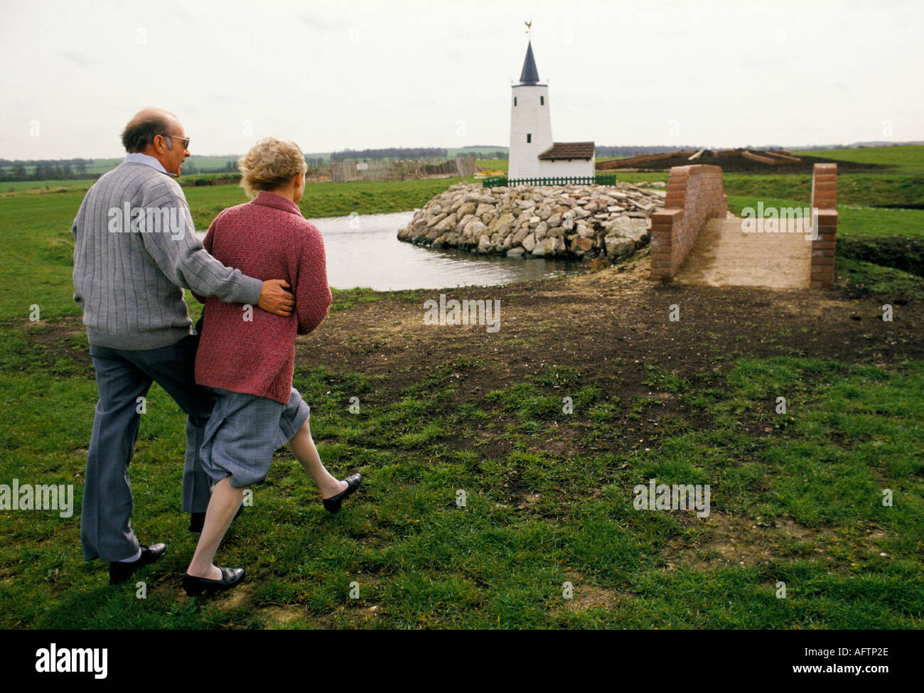Crématorium pour animaux de compagnie, jardin du souvenir couple dont le chien de compagnie a récemment été incinéré visite où les cendres ont été dispersées. Royston, 1990s Royaume-Uni Banque D'Images