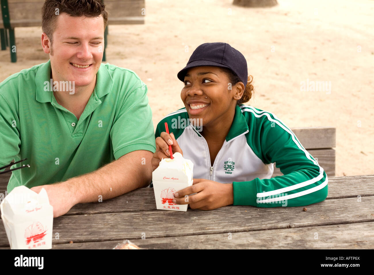 Jeune couple se nourrir les uns les autres au café Banque D'Images