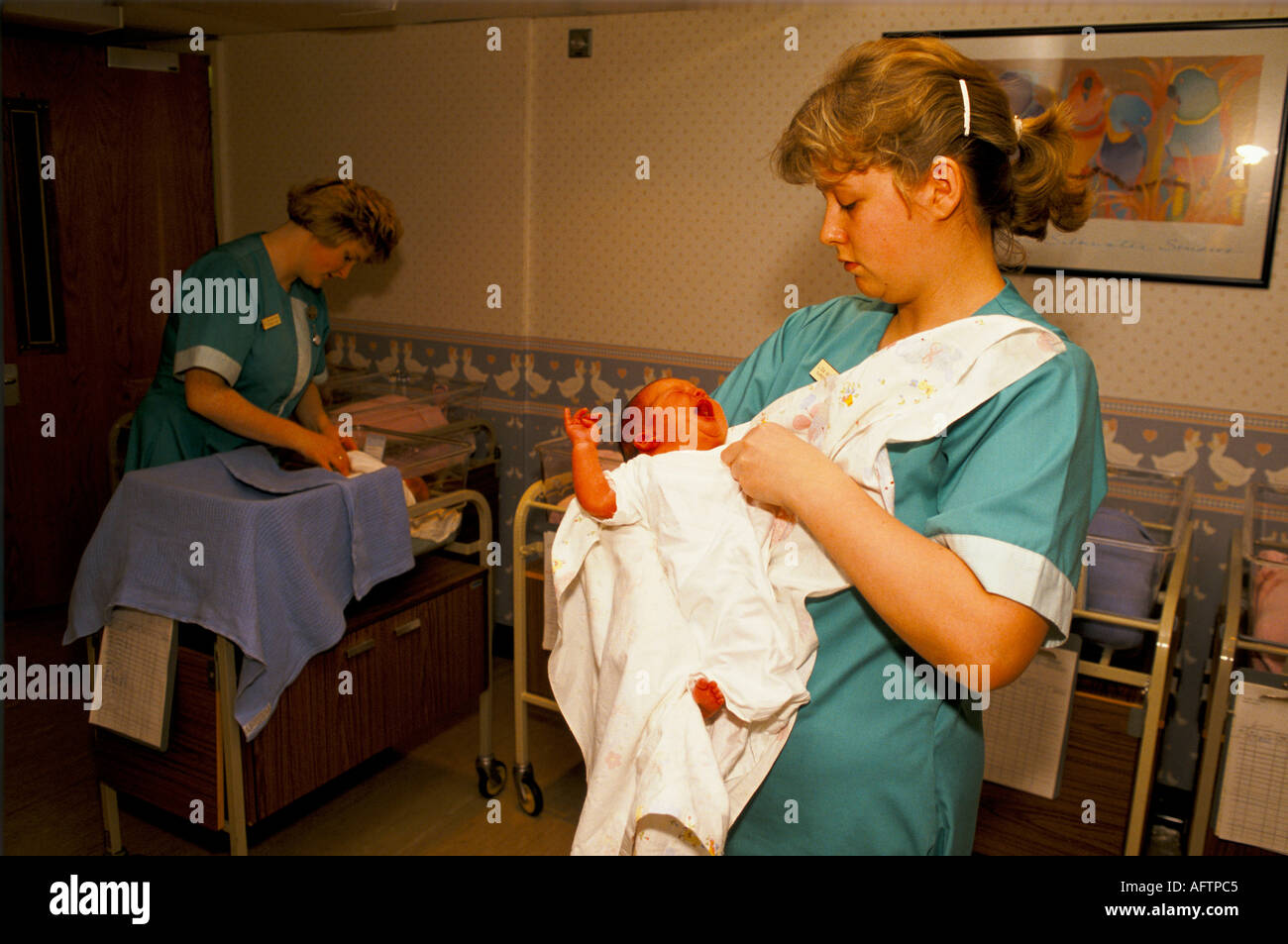 Portland Private Hospital Londres 1990s Royaume-Uni.Infirmière de garderie prenant soin du nouveau-né.1994 HOMER SYKES Banque D'Images