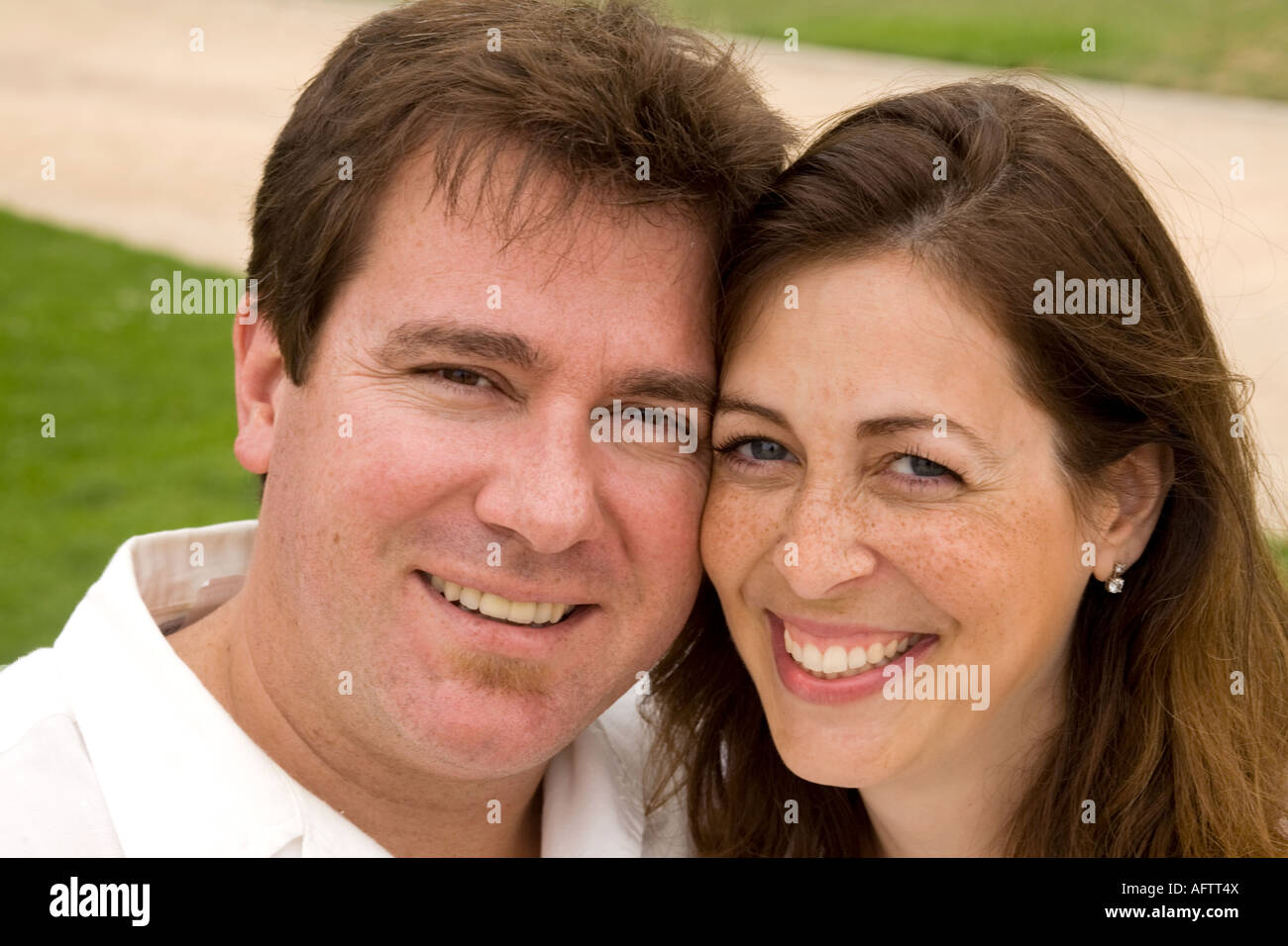 Young couple smiling, portrait Banque D'Images