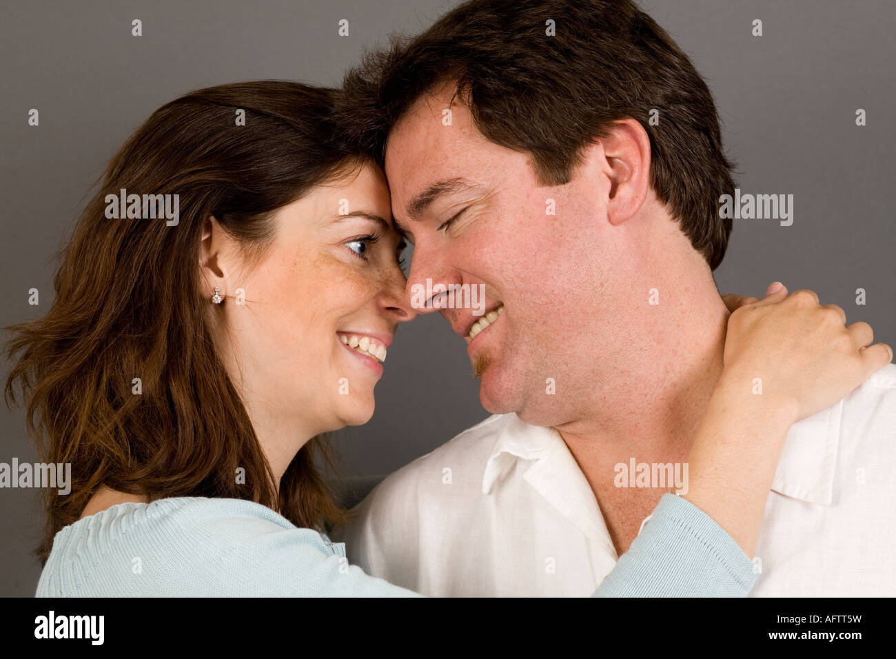 Young couple smiling, portrait Banque D'Images