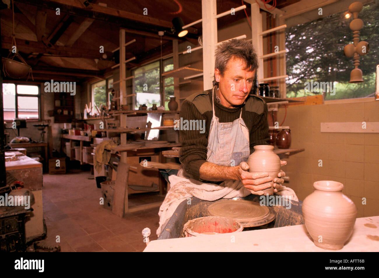 Artisan potter homme de faire des pots. Findhorn Community Foundation Moray Écosse The Findhorn Potter années 1970 Royaume-Uni HOMER SYKES Banque D'Images