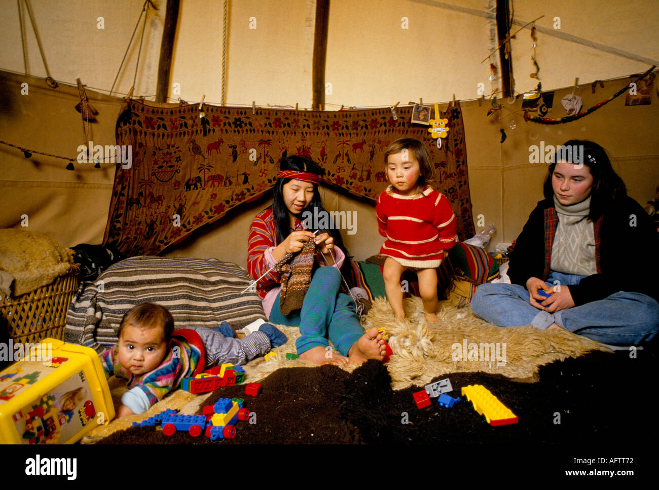 Groupe familial New age hippies vivant hors réseau Royaume-Uni Tipi Valley mère et enfants vivant dans une communauté hippie galloise des années 1980 Tipi.1985 Llandeilo, pays de Galles Banque D'Images