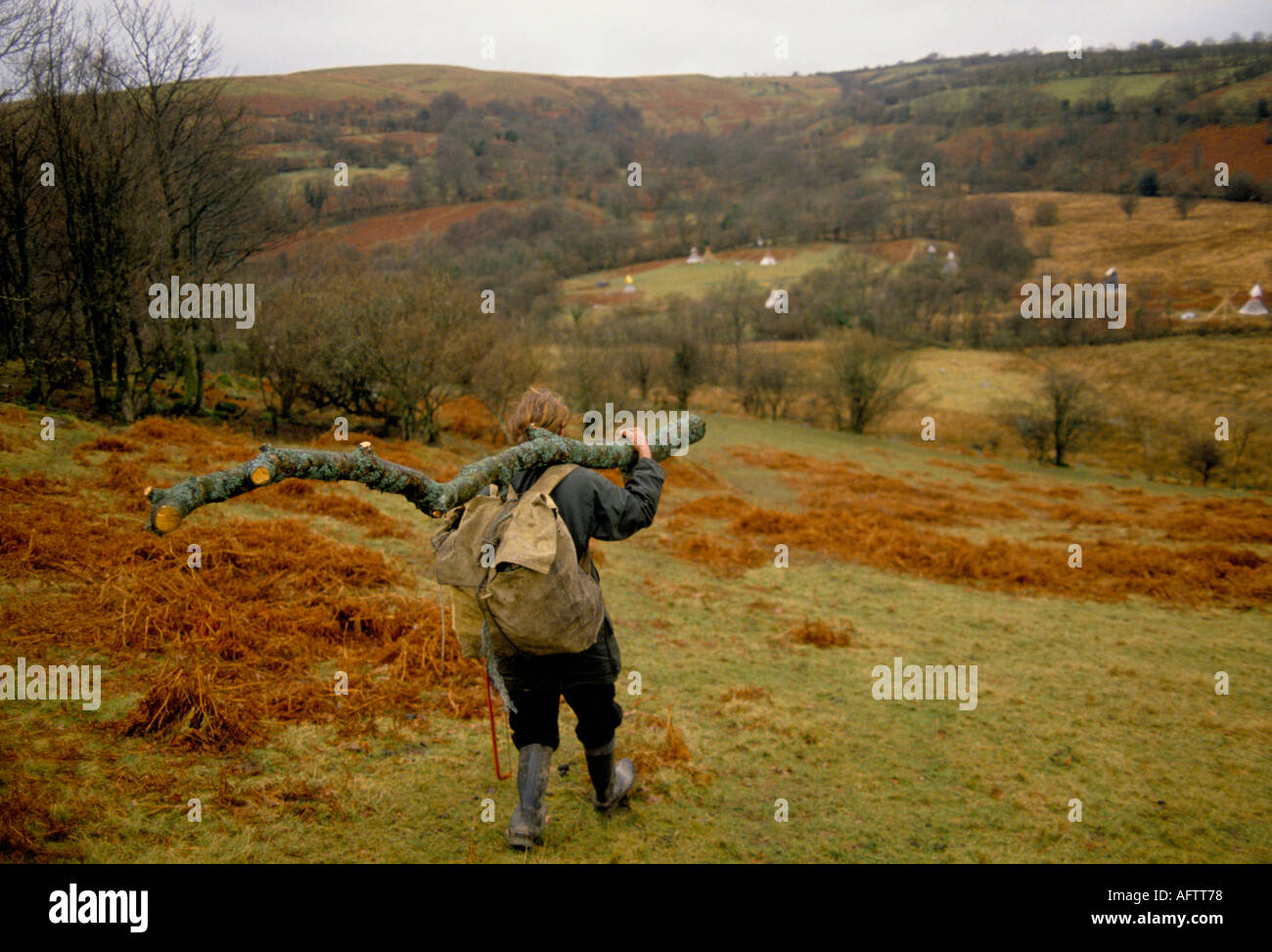 TIPI Valley 1980s Royaume-Uni. Communauté hippie galloise Rev Rik Mayes ramassant du bois de feu. Llandeilo pays de Galles 1985 HOMER SYKES Banque D'Images