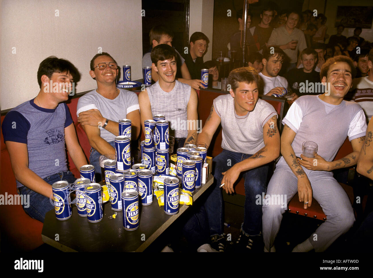 Soldats des troupes britanniques Irlande du Nord, hors service dans le mess boire des canettes de bière plus grande.1980s Royaume-Uni 1984 HOMER SYKES Banque D'Images