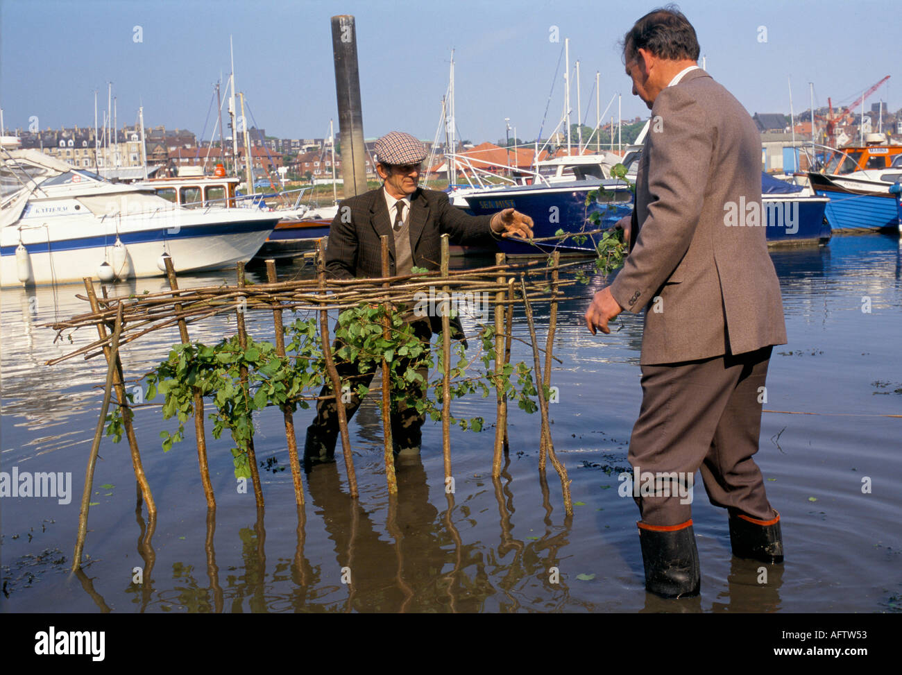 Whitby Penny Hedge ou Penance Hedge Yorkshire événement annuel, matin de l'Ascension Eve Horn souffleuse construisant la haie dans Esk River années 1990 UK HOMER SYKES Banque D'Images