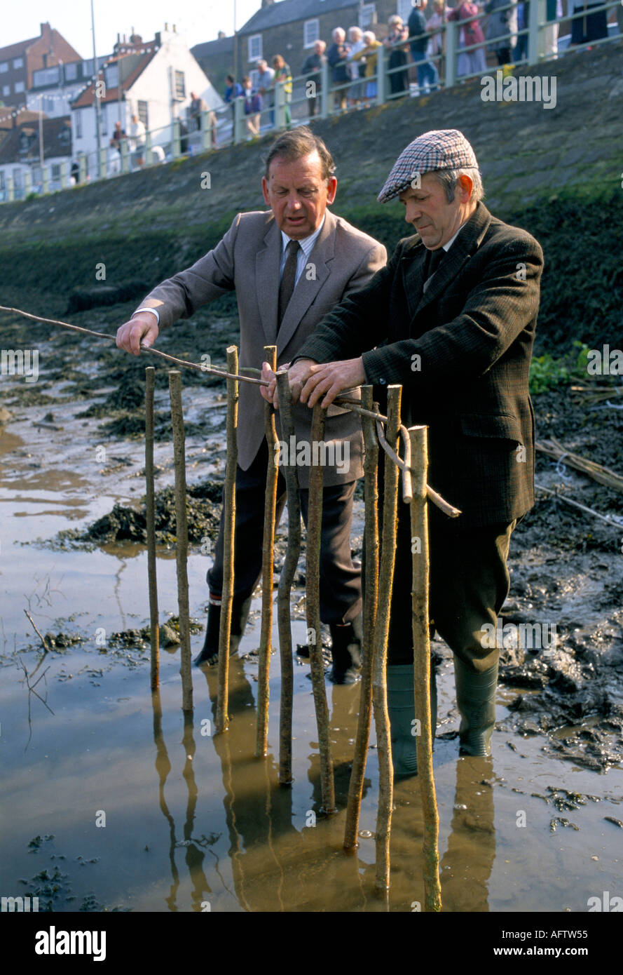 Whitby Penny Hedge ou Penance Hedge Yorkshire événement annuel le Matin de l'Ascension Eve Horn ventilateur bâtiment la haie années 1990 HOMER SYKES, ROYAUME-UNI Banque D'Images