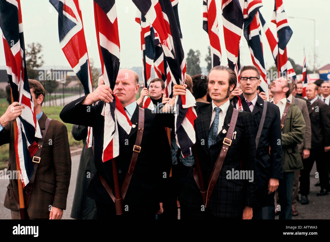 marche anti-immigration du Front national, rassemblement de protestation. Les membres de NF avec Union Jack signalent le racisme des années 1970 au Royaume-Uni. Walsall Birmingham Angleterre.1977 HOMER SYKES. Banque D'Images