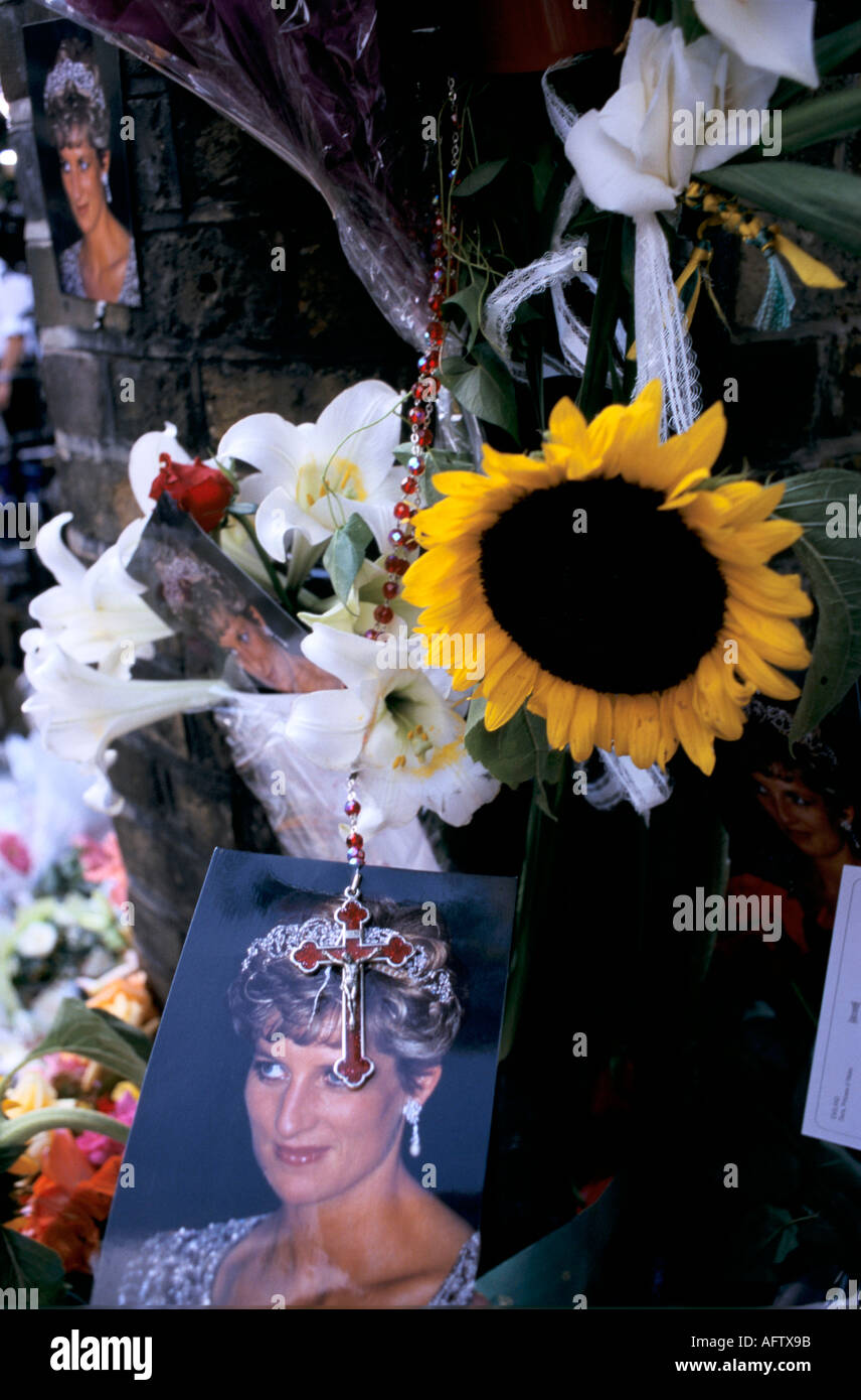 Hommages floraux, photographie de Diana Princesse de Galles septembre 1997. Devant le palais de Kensington, sa houe à Londres, Royaume-Uni, années 1970, HOMER SYKES. Banque D'Images