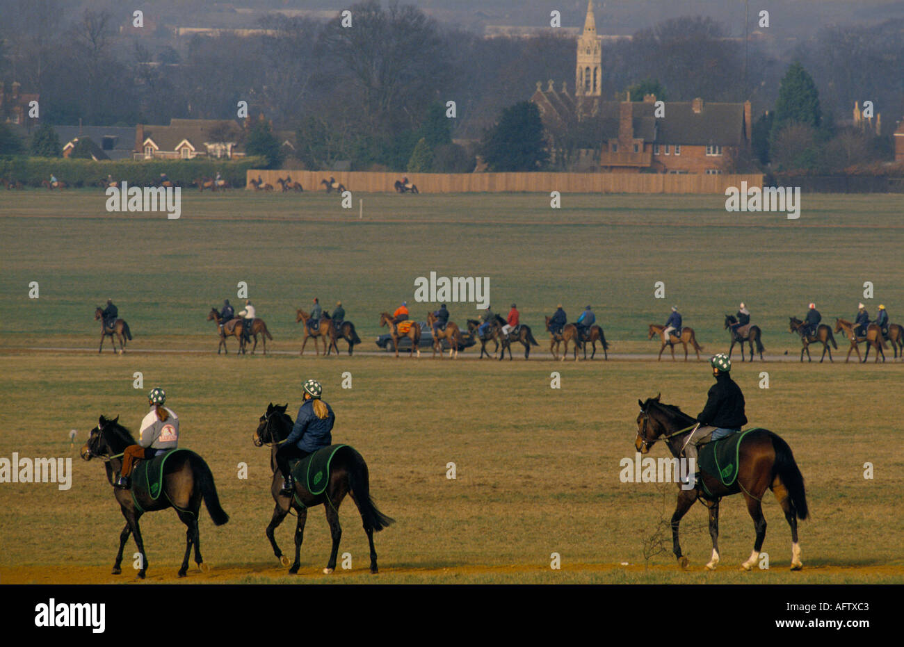 Courses hippiques Warren Hill Newmarket Heath, exercice quotidien, jockeys revenant de matin galops Suffolk UK 1993 1990s HOMER SYKES Banque D'Images