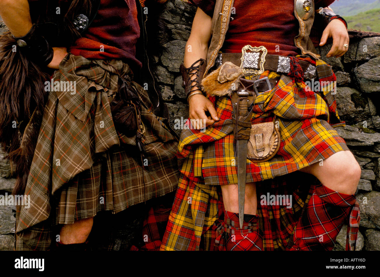 Kilts écossais de tartan kilt écossais porté avec la robe longue traditionnelle Highland de sporran et de poignard. Écosse années 1990 Royaume-Uni HOMER SYKES Banque D'Images