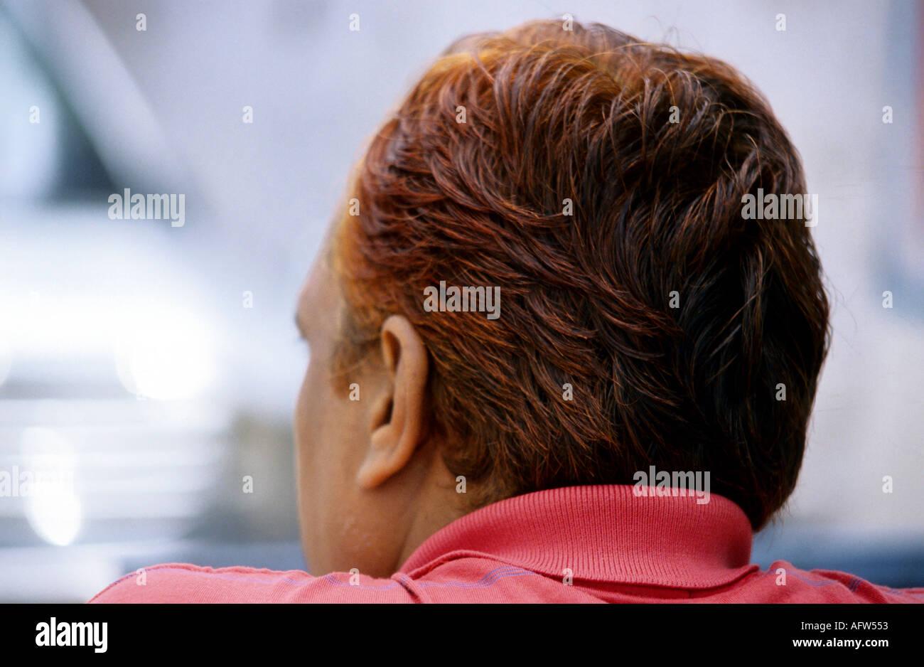 L'homme indien au henné colorant capillaire à Pushkar Photo Stock - Alamy