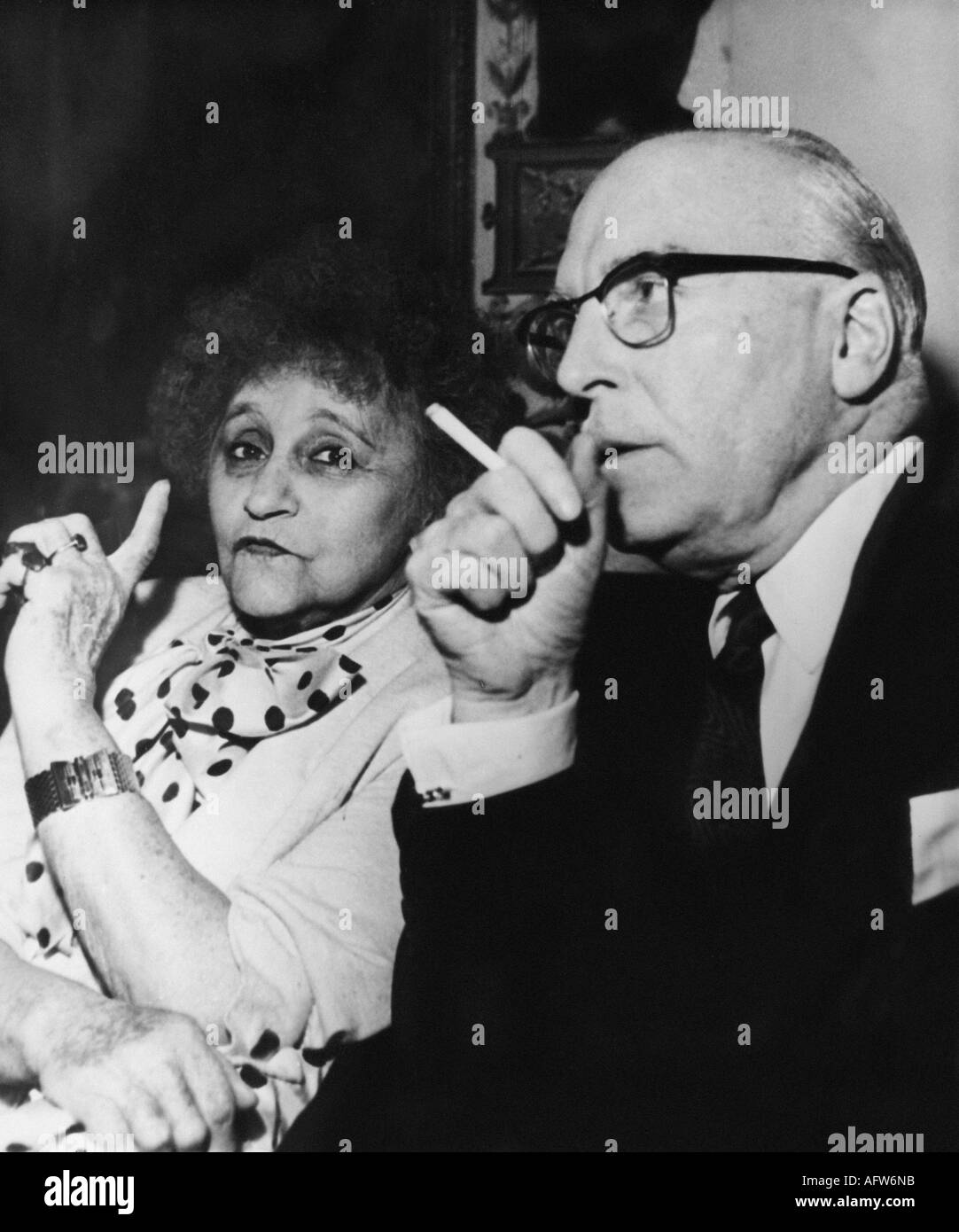 Colette, Sidonie - Gabrielle 28.1.1873 - 3.8.1954, auteur/écrivain français, avec le prince Pierre de Monaco, petit déjeuner de collage, Conseil Litteraire, vers 1950, cigarette, fumage, doigt, conseil, femme, Banque D'Images