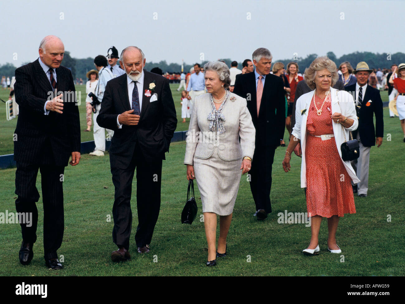 La reine Elizabeth II entre M. et Mme Alfred Dunhill. Polo Match au Guards Polo Club Windsor Great Park. Dunhill a été sponsor d'entreprise 1990s Royaume-Uni Banque D'Images