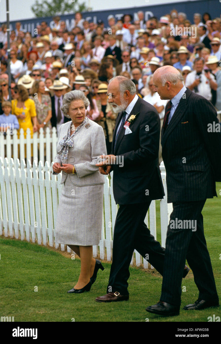 Reine Elizabeth II M. Alfred Dunhill. Match de polo au Guards Polo Club Windsor Great Park. Dunhills était sponsor d'entreprise 1990s UK Banque D'Images