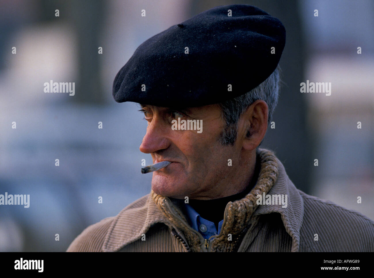 Homme français portant un béret bleu traditionnel et fumant Cahors France années 1990 circa 1995 HOMER SYKES Banque D'Images