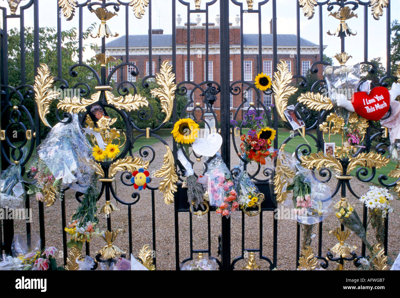 Fleurs funéraires de la princesse Diana à Kensington Palace Gates en mémoire de Lady Di Princesse de Galles Londres Royaume-Uni années 1990 1997 HOMER SYKES Banque D'Images