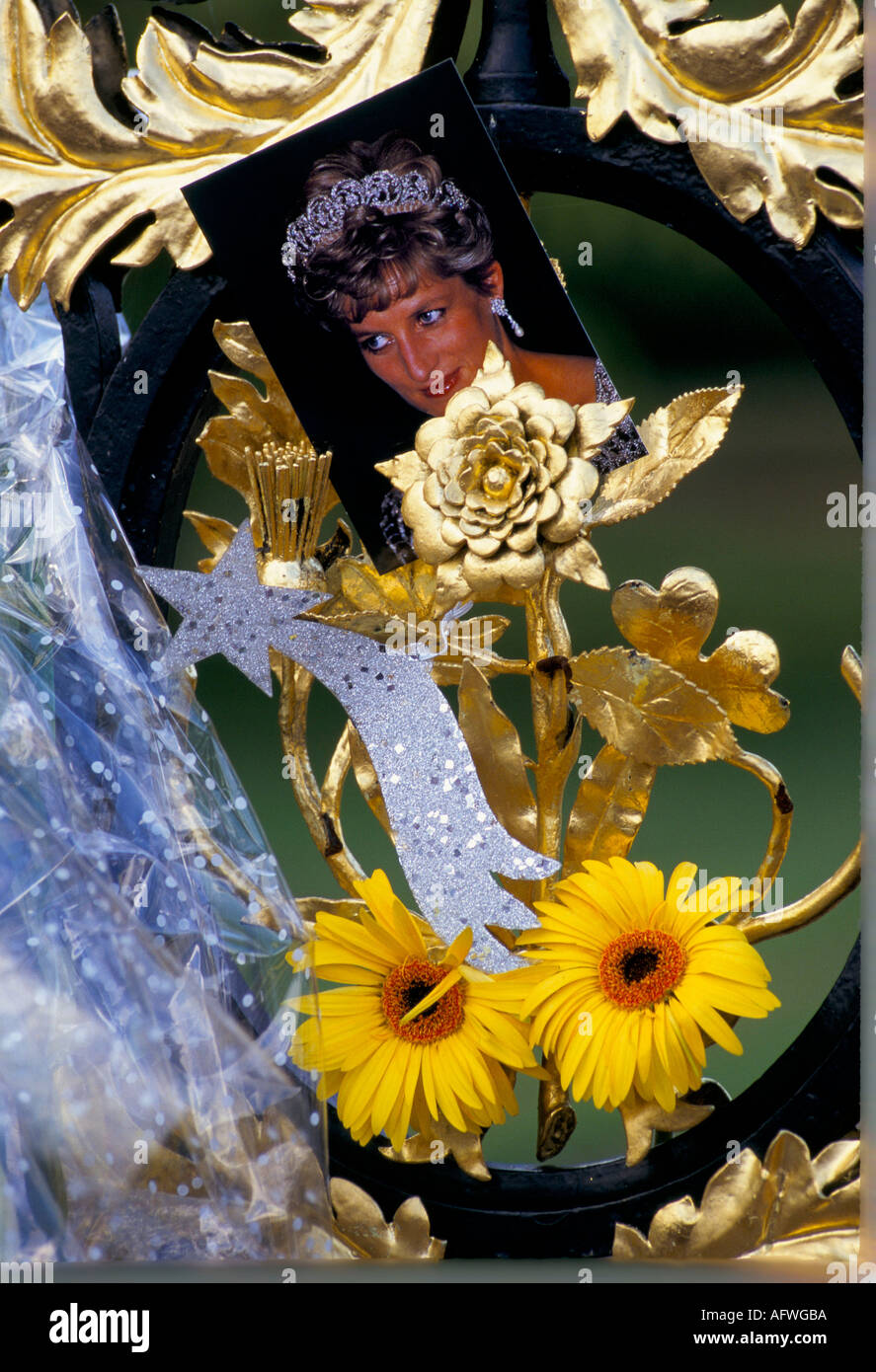Diana Fleurs funéraires à Kensington Palace en mémoire de Lady Diana Princesse de Galles Londres UK 1990 HOMER SYKES Banque D'Images