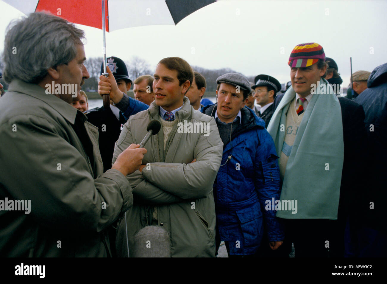 Prince Edward 1980s interviewé par Desmond Lynam à Oxford Cambridge University départ de course de bateau Putney South West London UK 1986 HOMER SYKES Banque D'Images