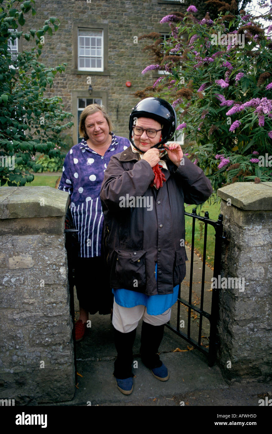 Jennifer Paterson et Clarissa Dickson Wright filmant le programme de cuisine télévisuelle CULT BBC2 Two Fat Ladies 1998. ANNÉES 1990 ROYAUME-UNI HOMER SYKES Banque D'Images