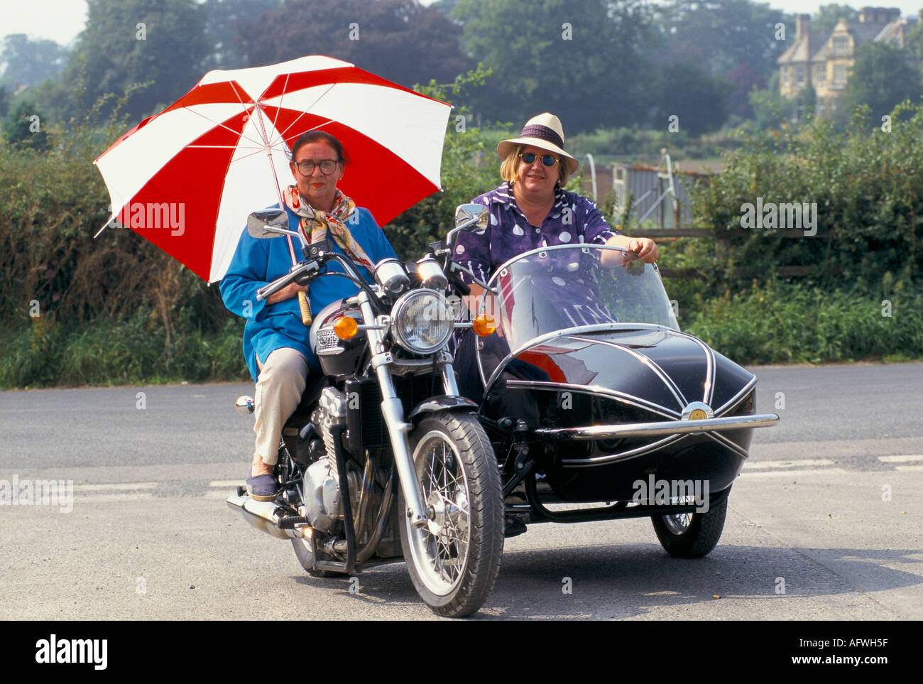 Deux chefs de télévision Fat Ladies Jennifer Paterson, Clarissa Dickson Wright leur moto et leur voiture latérale. Programme de cuisine télévisée BBC2 années 1990 Royaume-Uni HOMER SYKES Banque D'Images
