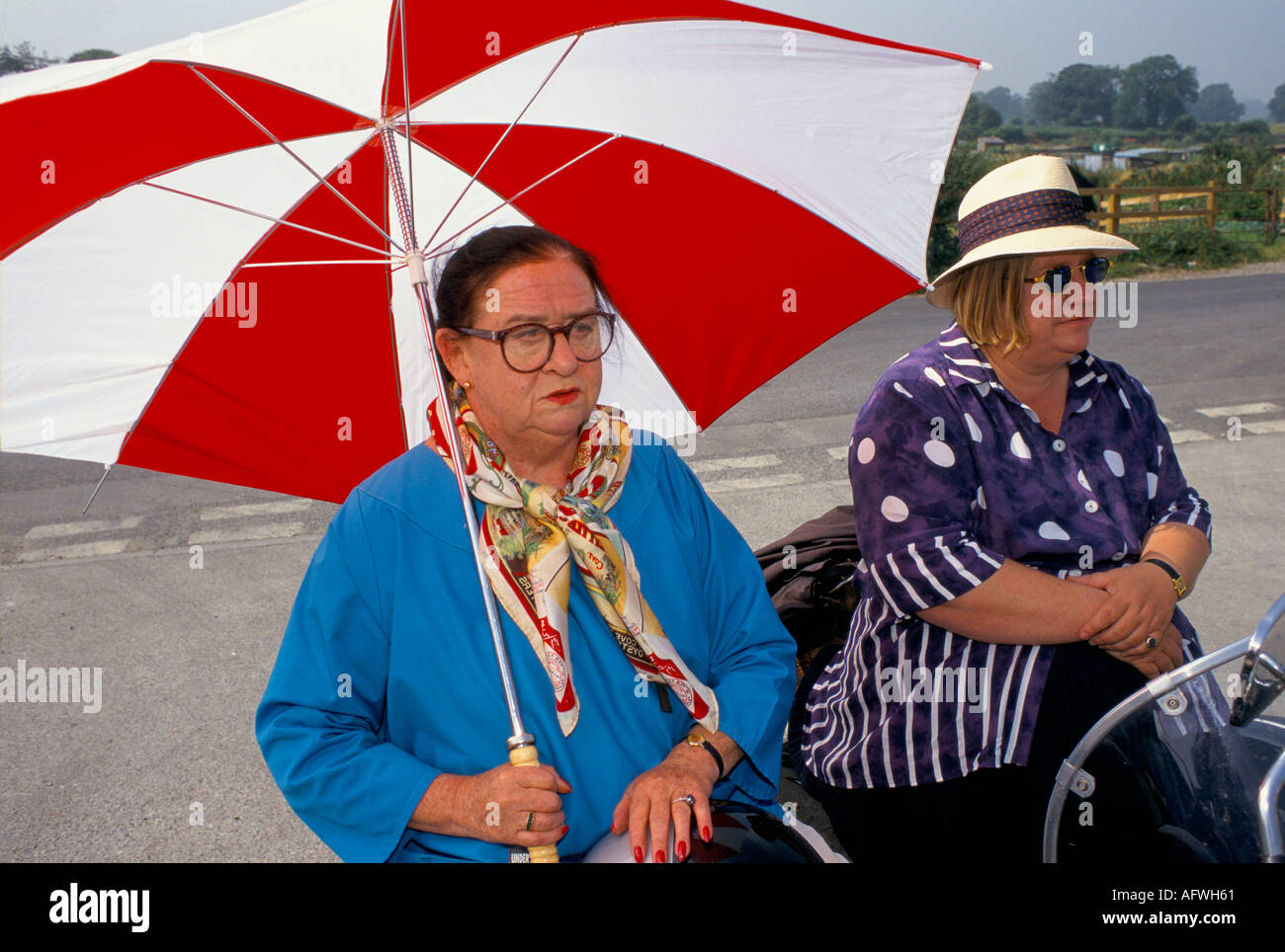 Deux Fat Ladies portrait de Jennifer Paterson et Clarissa Dickson Wright filmant le programme de cuisine de télévision culte BBC2 1998. ANNÉES 1990 ROYAUME-UNI HOMER SYKES Banque D'Images