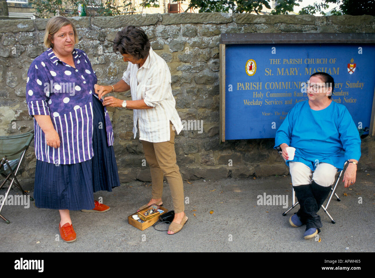 Deux femmes Fat Clarissa Dickson Wright bouton cousu sur Jennifer Paterson assis sur le tournage BBC2 programme de cuisine télévisée 1998.1990 Royaume-Uni Banque D'Images