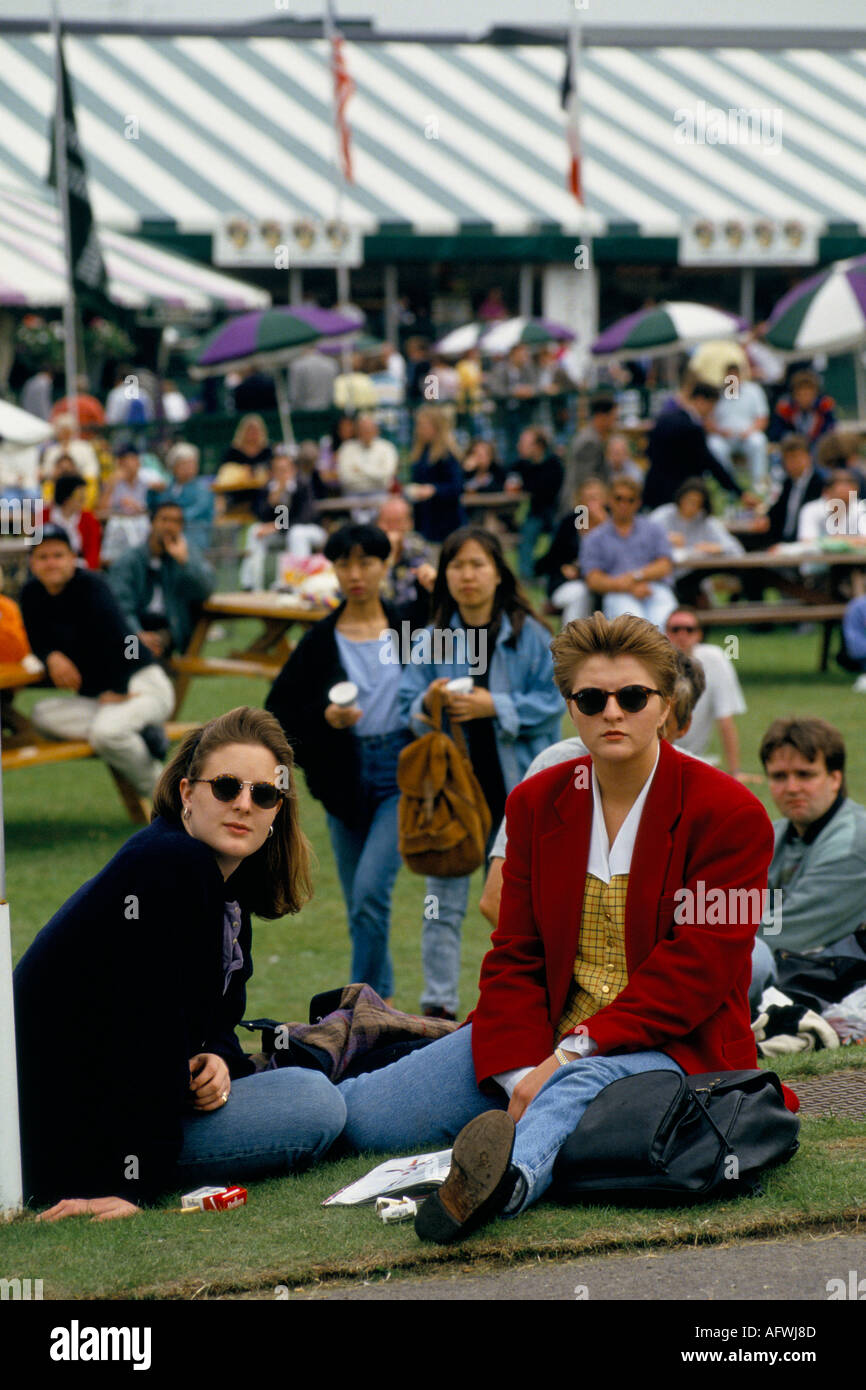 Wimbledon tennis1990.Des foules de soutiens sur Henman Hill regardant les matchs de tennis sur une immense télévision.Londres SW19 Angleterre années 1990 1993 Royaume-Uni HOMER SYKES Banque D'Images