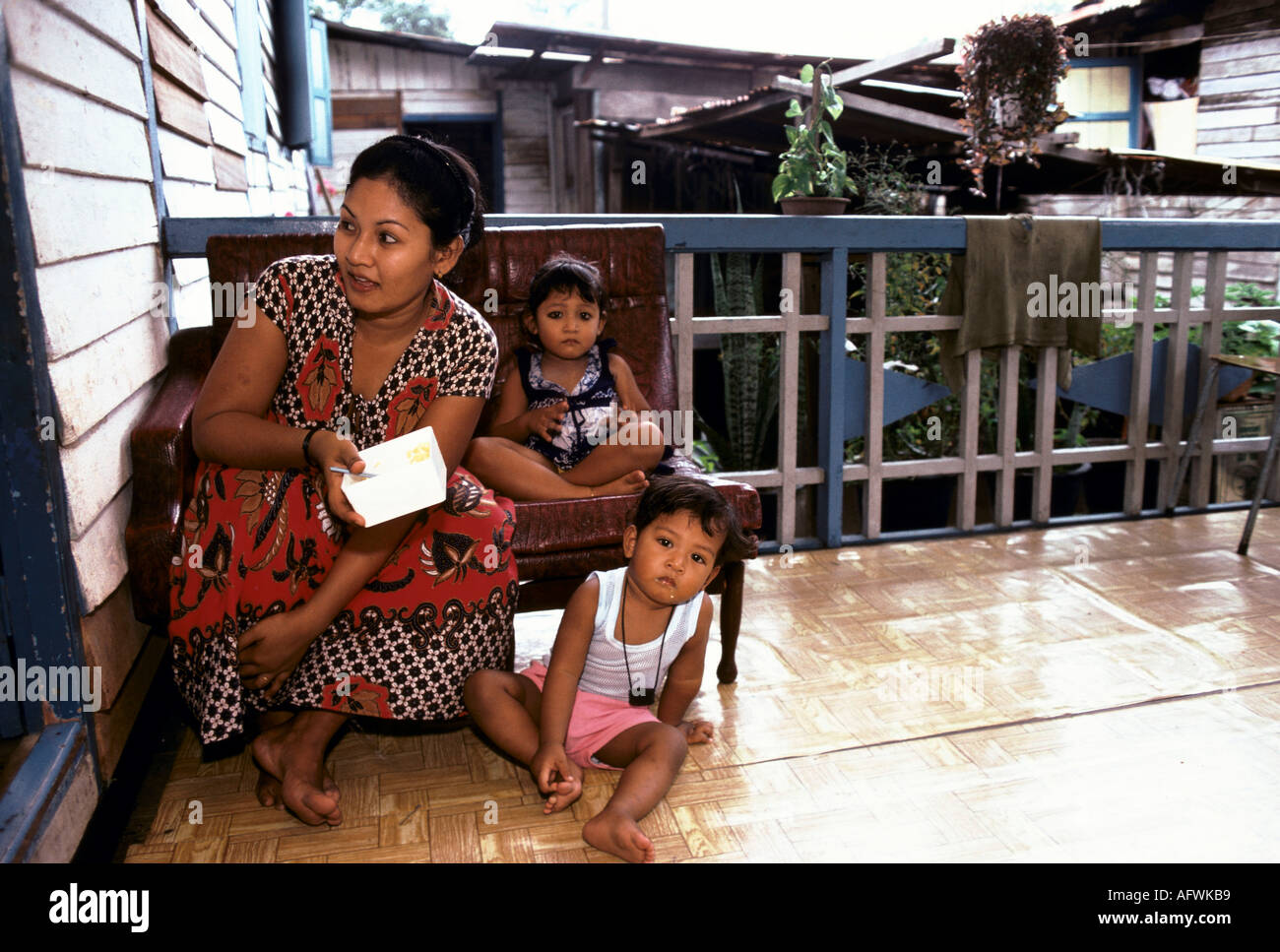 Communauté malaise Kampong Village Sembawang. Singapour Asie du Sud-est, maisons en bois construites sur pilotis. Vers septembre 1983 1980s HOMER SYKES Banque D'Images