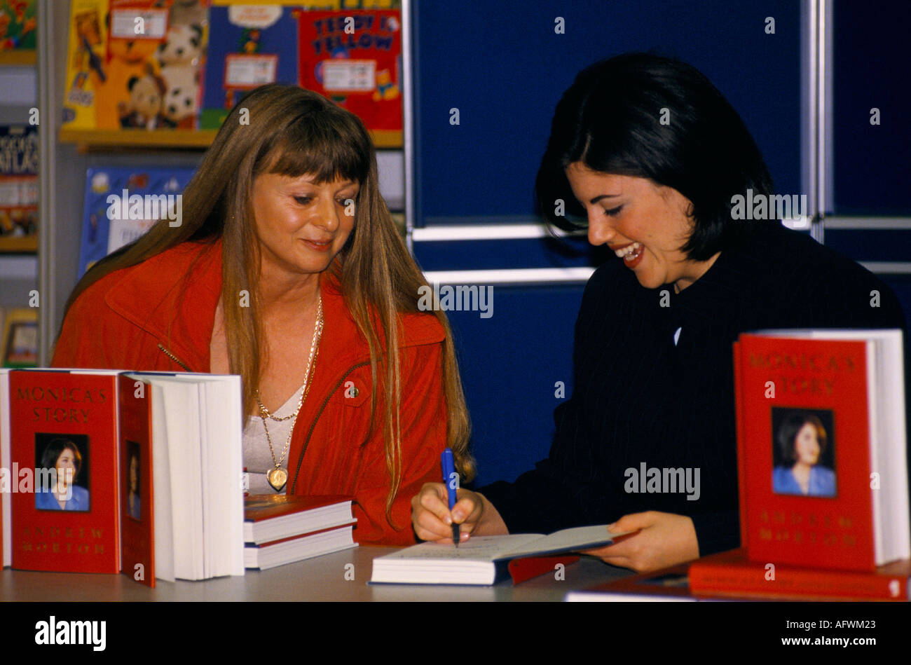 Monica Lewinsky livre signature session son autobiographie Monicas signature copie pour fan. Story Lakeside Shopping Center Essex années 1990 Royaume-Uni HOMER SYKES Banque D'Images