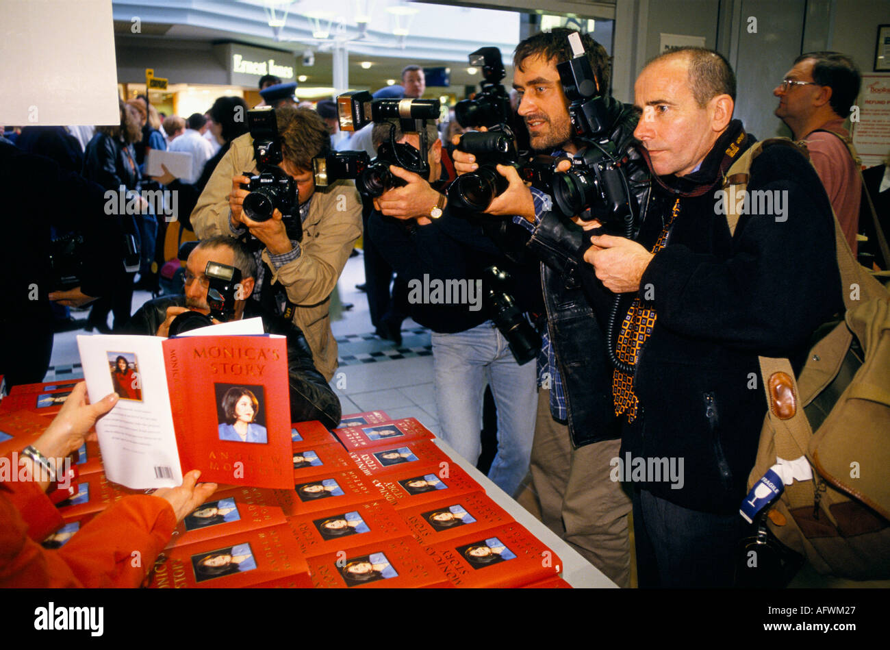 Monicas Story par Monica Lewinsky visite promotionnelle a pile a livres, photographes de presse prenant sa photo. Lakeside Shopping Center Essex 1999 années 1990 Royaume-Uni Banque D'Images