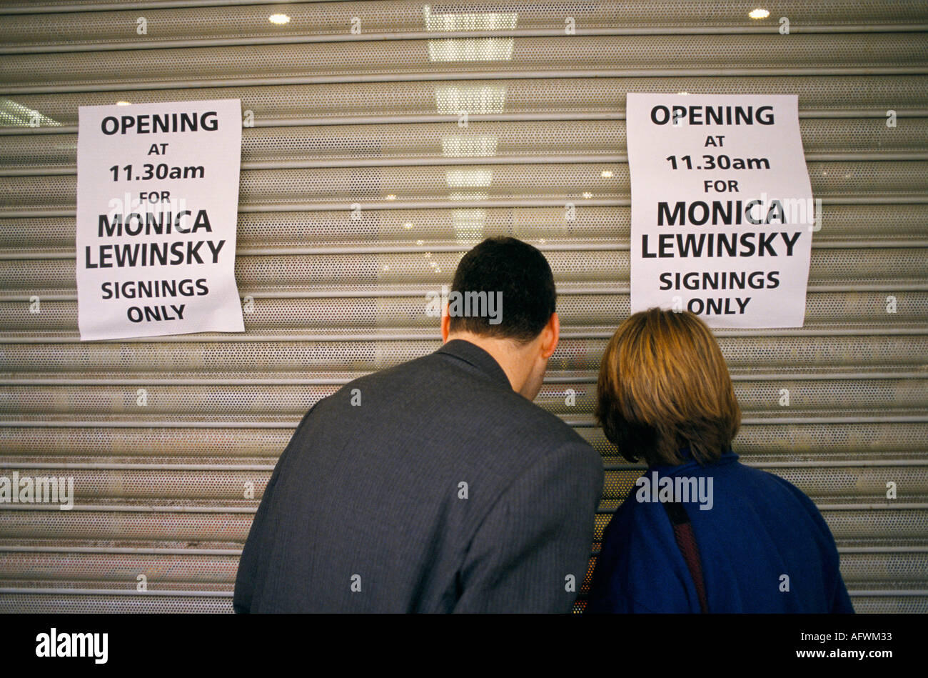 Monicas Story par Monica Lewinsky les fans de la visite promotionnelle attendent à l'extérieur Boutique Lakeside Shopping Centre Essex 1999 1990 UK HOMER SYKES Banque D'Images
