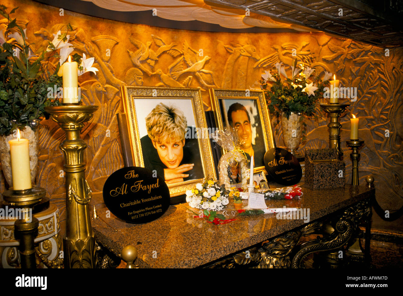 La princesse de Galles et de Dodi Fayed Harrods pour visiteurs au memorial shrine à Diana Londres 1998 1990 UK HOMER SYKES Banque D'Images