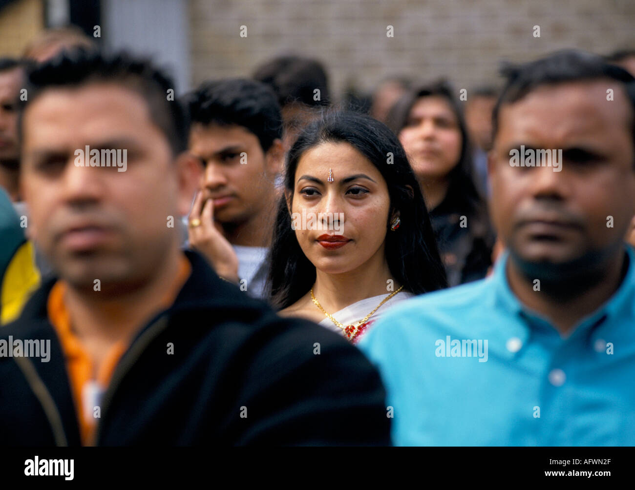 Années 1990 BAME hommes femmes, communauté bangladeshi est de Londres UK HOMER SYKES Banque D'Images