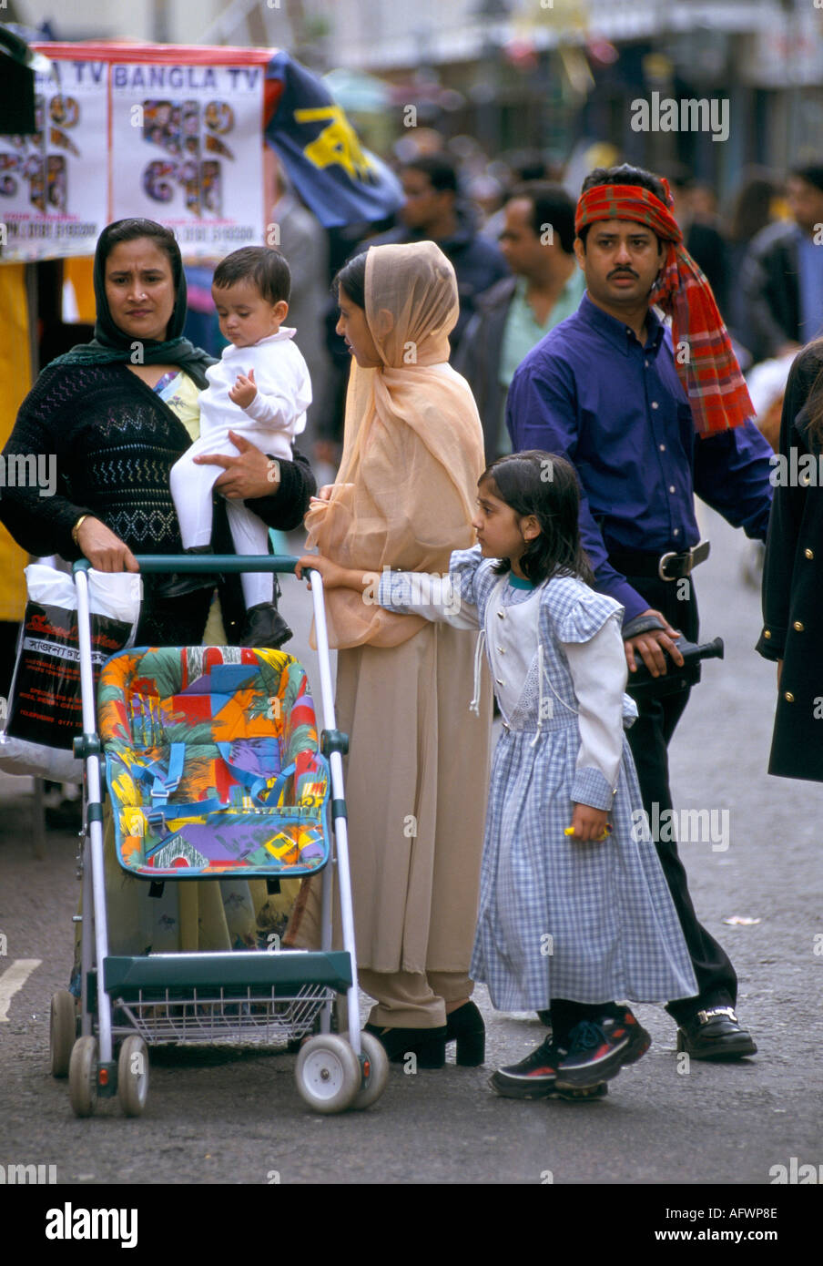 Famille de la communauté bangladaise avec Baby Brick Lane nouvel an islamique premier jour du festival de rue Muharram East London 1990s 1999 UK HOMER SYKES Banque D'Images